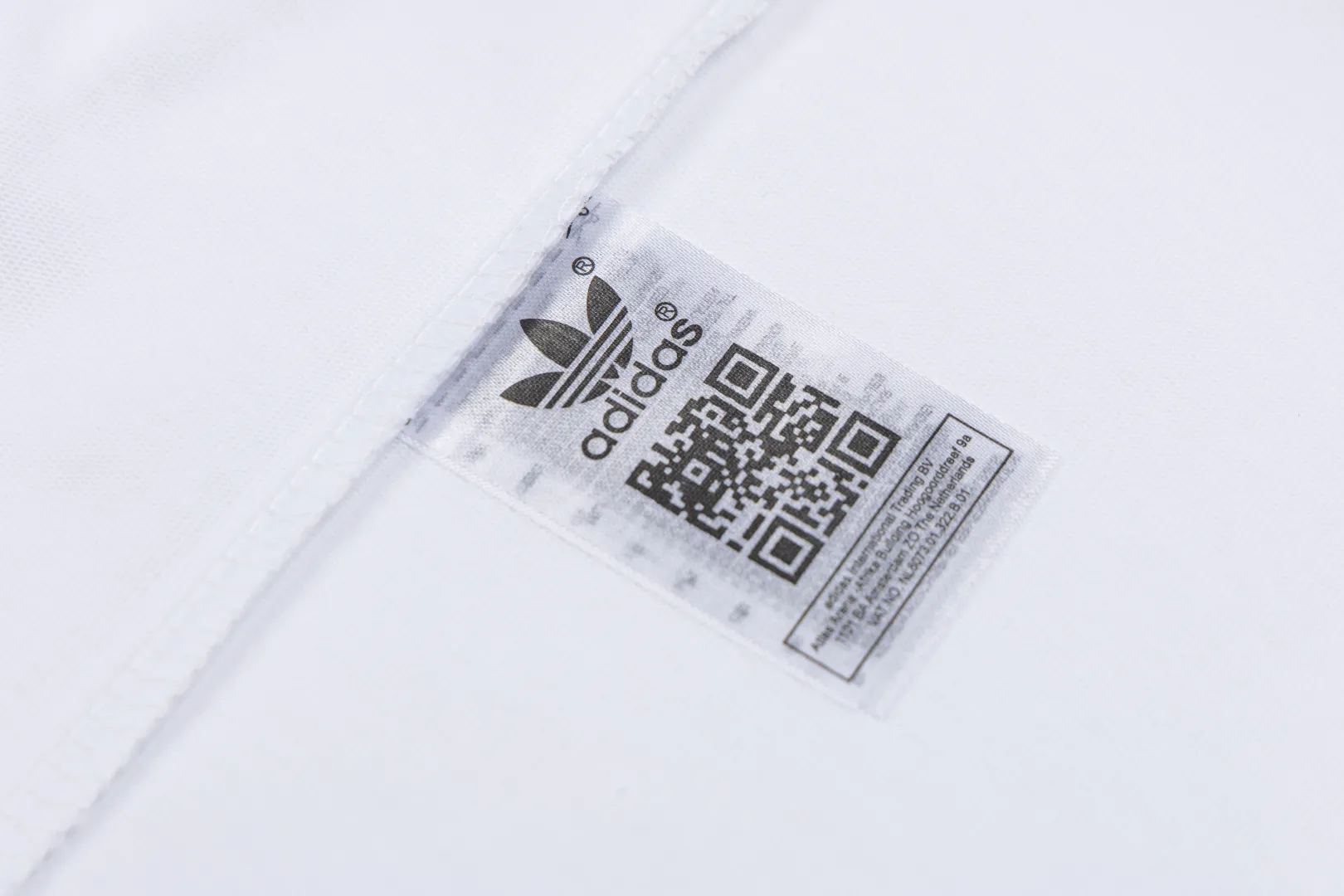(Five colors, running quantity) Adidas Adidas Internet celebrity Hot Sale clover long-sleeved T-shirt is made of soft 280g double yarn cotton fabric, skin-friendly, breathable, and super comfortable to wear. Classic Versatile in Black and White, timeless. Simple round neck design, fits the neck line. The iconic clover logo embellishes the chest, highlighting the brand's charm. The black and white striped elements on both sides of the sleeves add a sporty and fashionable feel, making it easily adaptable to various sports or daily casual scenes. Whether you are running for fitness or hanging out on the street, it can keep you full of energy without losing the sense of fashion. Complete sizes to meet the needs of different body shapes! Item No.: AD 6518# Color: White Black White Blue White Red Gray Black Size: S-3XL